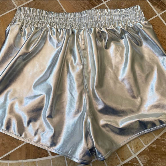 Makarthy Metallic shorts elastic waist - Picture 2 of 3